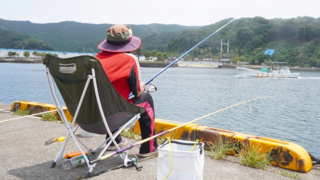 のんびり魚釣りを楽しむ人