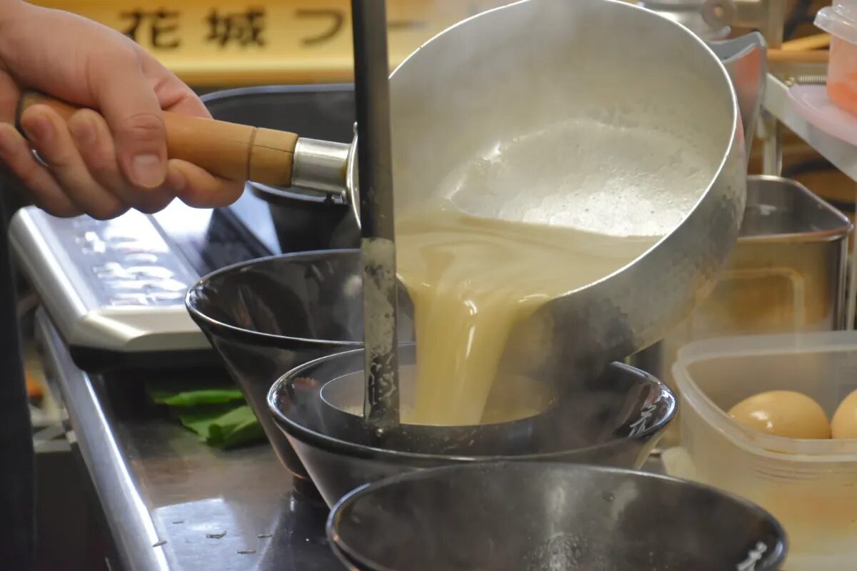鶏の旨味を極めた自家製スープ