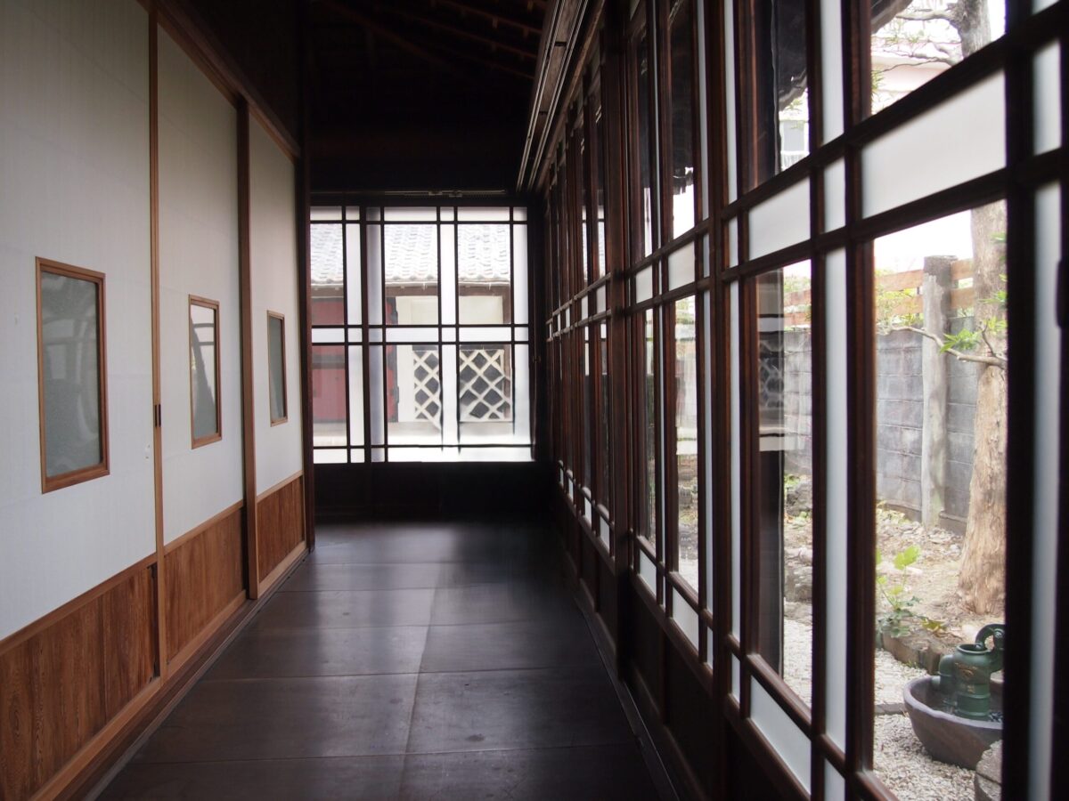 ①まるで昭和にタイムスリップしたようなレトロな店内